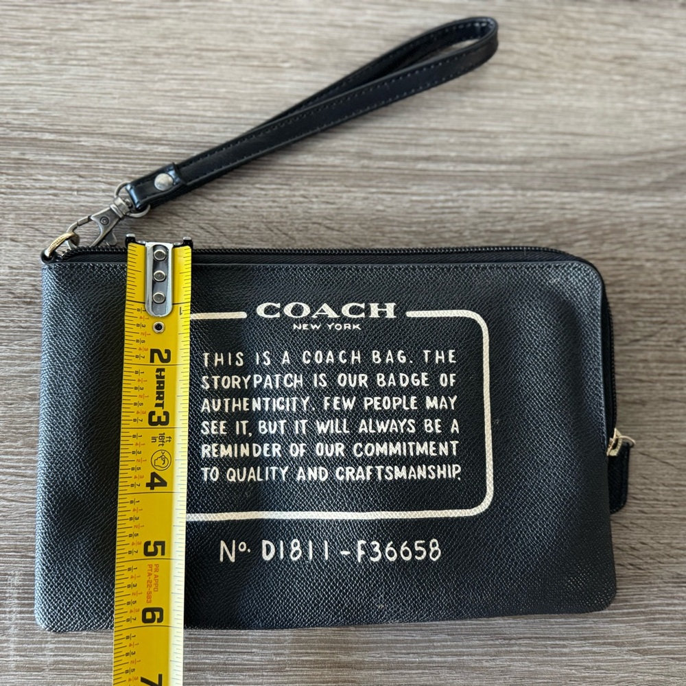 Coach Story Patch Black Leather Wristlet Carry All Travel Pouch Zipper - Picture 6 of 7